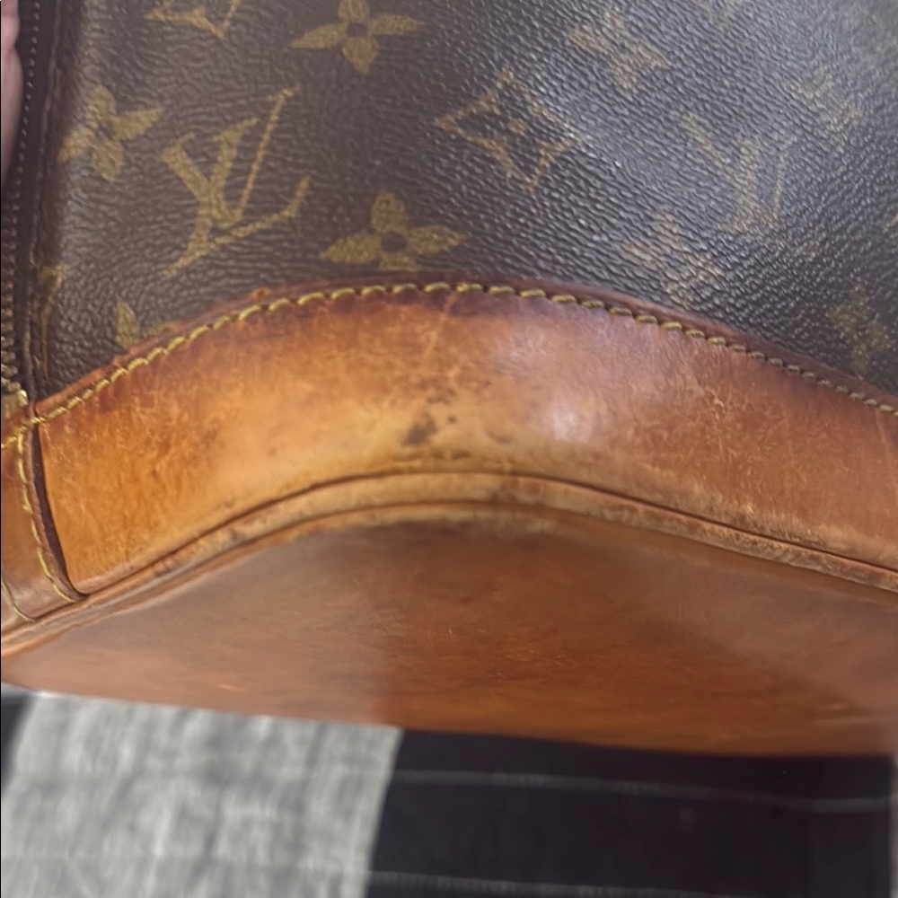 Louis Vuitton Alma Monogram Canvas Handbag - Picture 6 of 14